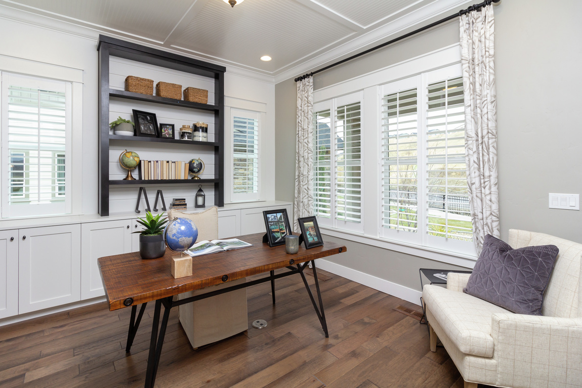 tollbrothers's tweet photo. Dive back into your week of work with a #HomeOffice that promotes productivity and focus. #LoveEverythingAboutHome https://t.co/cgwNRB4pWy