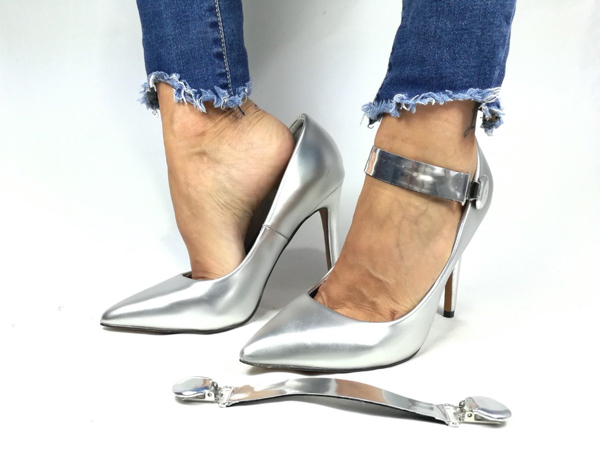 LucyClip's tweet photo. Os habeis quedado con ganas de más???👠👠 os presento el modelo Metalizado en color plata.... Perfecto para romper la normalidad de cualquier color. O llevarlo con un zapato plateado.😍
Os dejo el enlace:⬇⬇⬇⬇⬇
https://t.co/I6o2qUh2d9
#solucionparaquenosesalganloszpatos https://t.co/nW1PmpvXkJ
