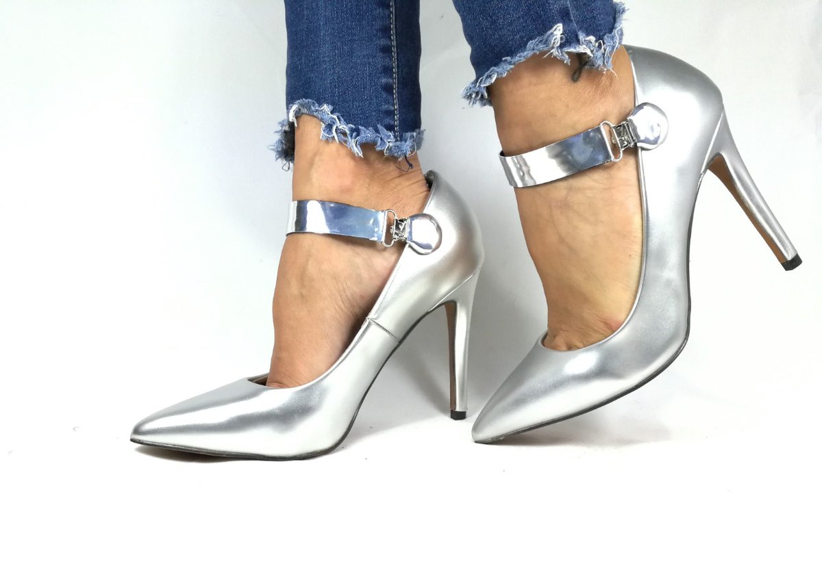 LucyClip's tweet photo. Os habeis quedado con ganas de más???👠👠 os presento el modelo Metalizado en color plata.... Perfecto para romper la normalidad de cualquier color. O llevarlo con un zapato plateado.😍
Os dejo el enlace:⬇⬇⬇⬇⬇
https://t.co/I6o2qUh2d9
#solucionparaquenosesalganloszpatos https://t.co/nW1PmpvXkJ