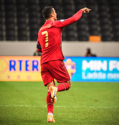 brfootball's tweet photo. What a way to score your 100th international goal 🎯 https://t.co/bh0BClesml
