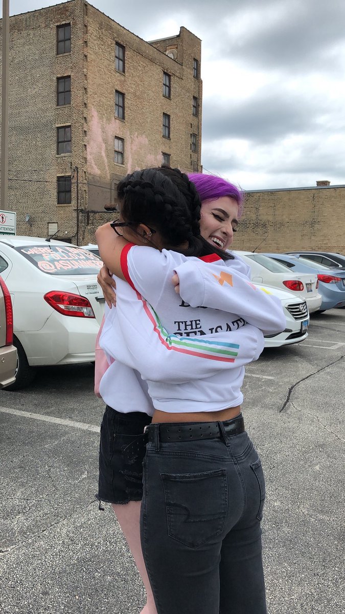 colliscool's tweet photo. 2 YEARS AGO I WAS HUGGING A BUNCH OF MY FRIENDS AT A 5SOS CONCERT VERY JEALOUS OF THIS BITCH RN >:0 https://t.co/jEb8uW0Muk