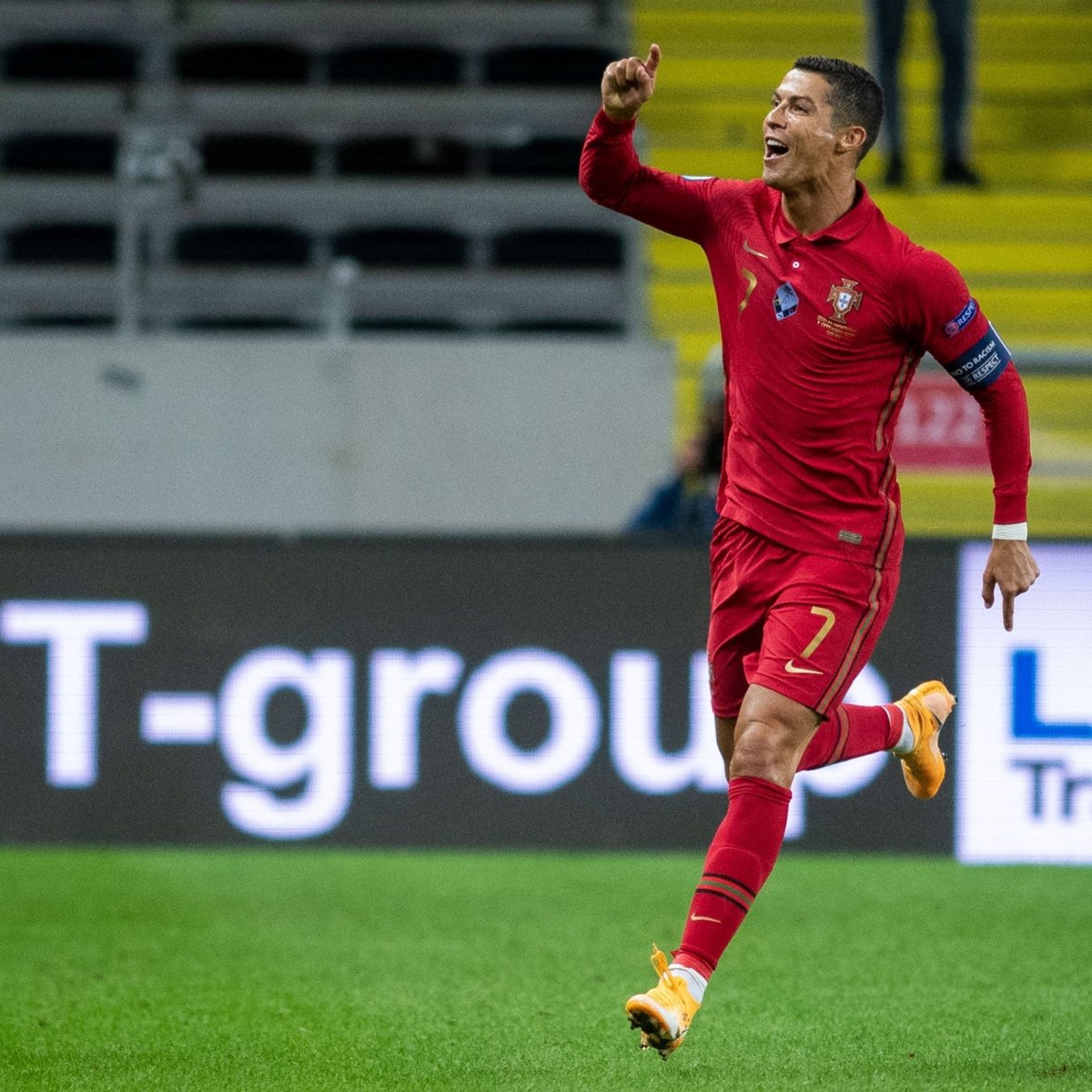 InvictosSomos's tweet photo. Es el máximo goleador (26) en 2020. Es el máximo goleador activo (738) del planeta. Es el máximo goleador histórico del Real Madrid (450), de Portugal (100) y de la Champions (130). Y, además, es el primer europeo con 100 GOLES INTERNACIONALES en toda la historia. THE BEAST. https://t.co/bc6Pb5jU7U