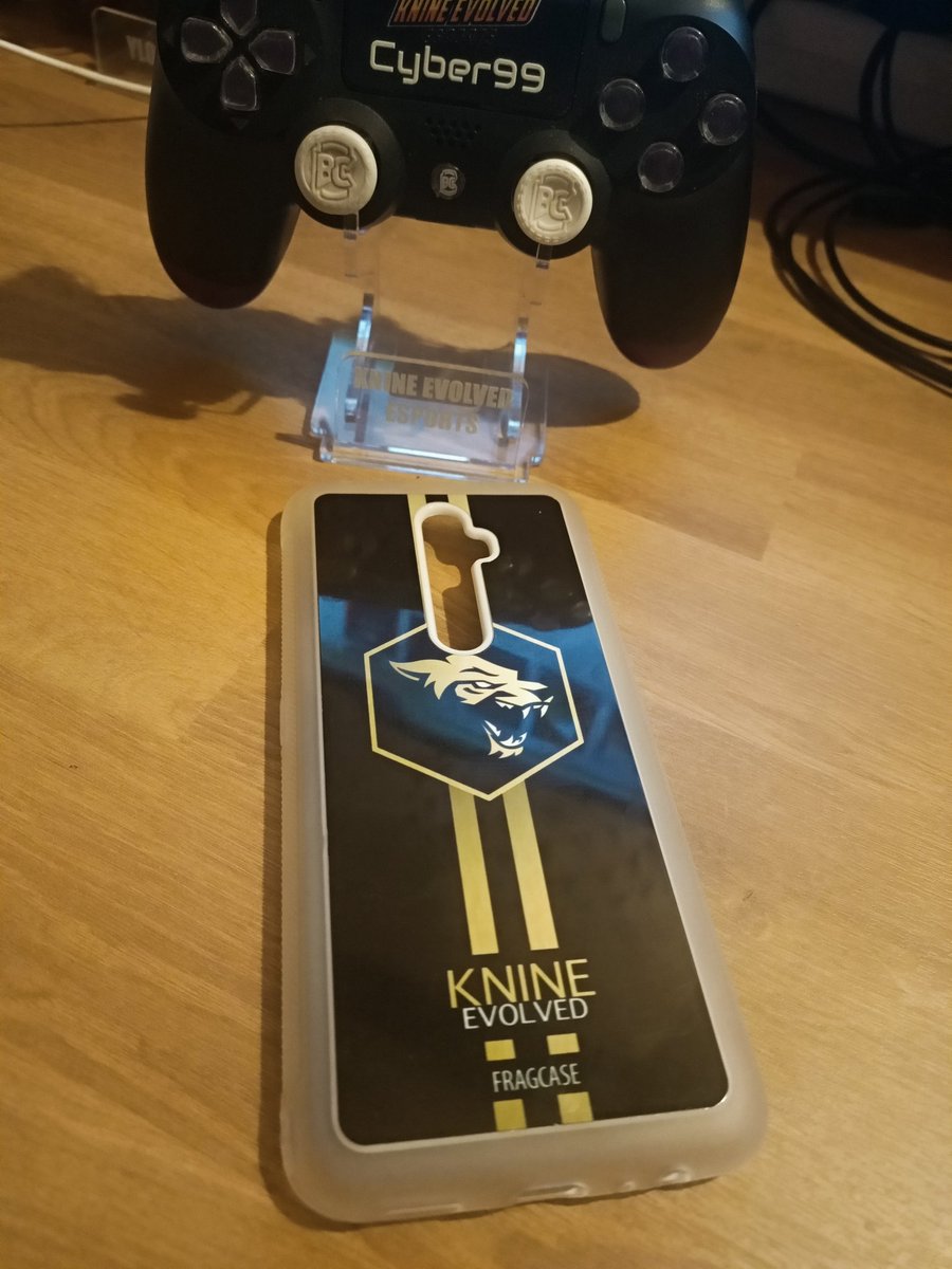 EvolvedKnine's tweet photo. Réception du jour 😁😁
Merci a notre nouveau partenaire @fragcase pour cette coque d'une qualité exceptionnelle, mon téléphone sera maintenant incassable 💪
Les coques @EvolvedKnine seront très prochainement disponible sur leurs sites internet 🖤💛
#FragCase #esport #telephone https://t.co/9dKzUvSgNC
