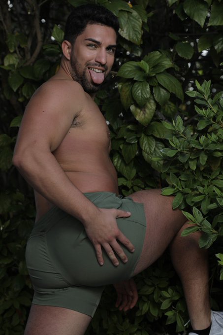 RT if you love a fat juicy ass 🐷 https://t.co/BnuR1dw3vv