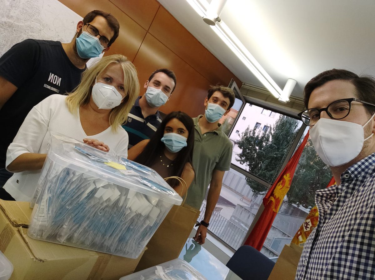 PSOELaAlmozara's tweet photo. Trabajazo del grupo socialista de La Almozara preparando mascarillas para los pequeños del barrio! #LaAlmozara #JuntaDeDistrito https://t.co/2HOypbOGjE