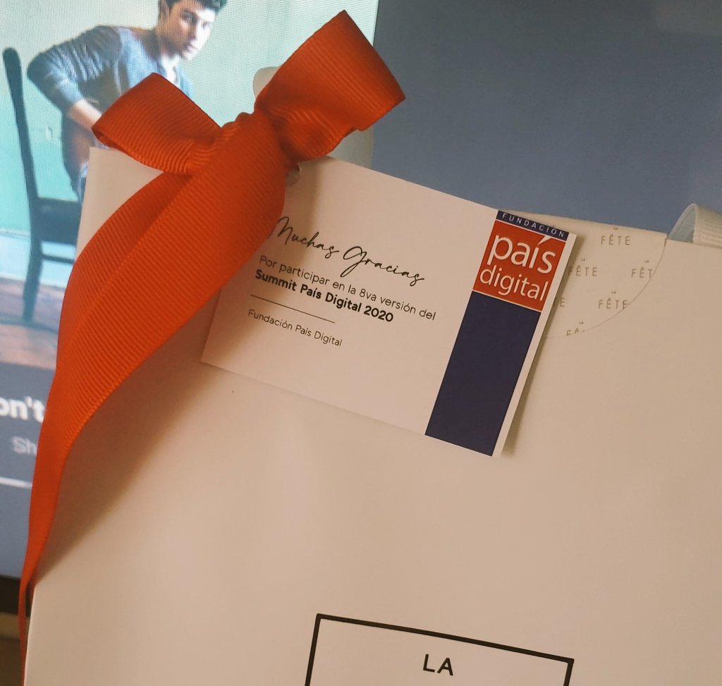 SusuMJMJ's tweet photo. Sorpresas te da la vida. La vida te da sorpresas. Gracias mi @fpaisdigital favorita 🧡🥰 #summitfpd2020
*Atrás @ShawnMendes tratando de quitarme los chocolates 🙄 https://t.co/lqcwCCSH51