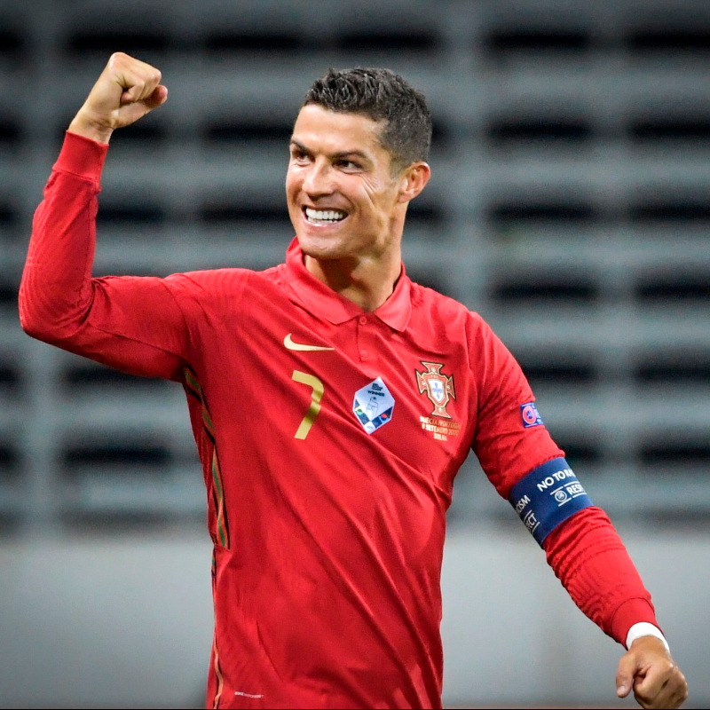 InvictosSomos's tweet photo. Afortunados, muy afortunados, los que podemos decir que hemos disfrutado toda la carrera de Cristiano Ronaldo dos Santos Aveiro. Te puede parecer el mejor del mundo no, eso es lo de menos. A jugadores como él, a monstruos irrepetibles, solo se puede admirar y reconocer. EL BICHO. https://t.co/6lQkVpopLJ