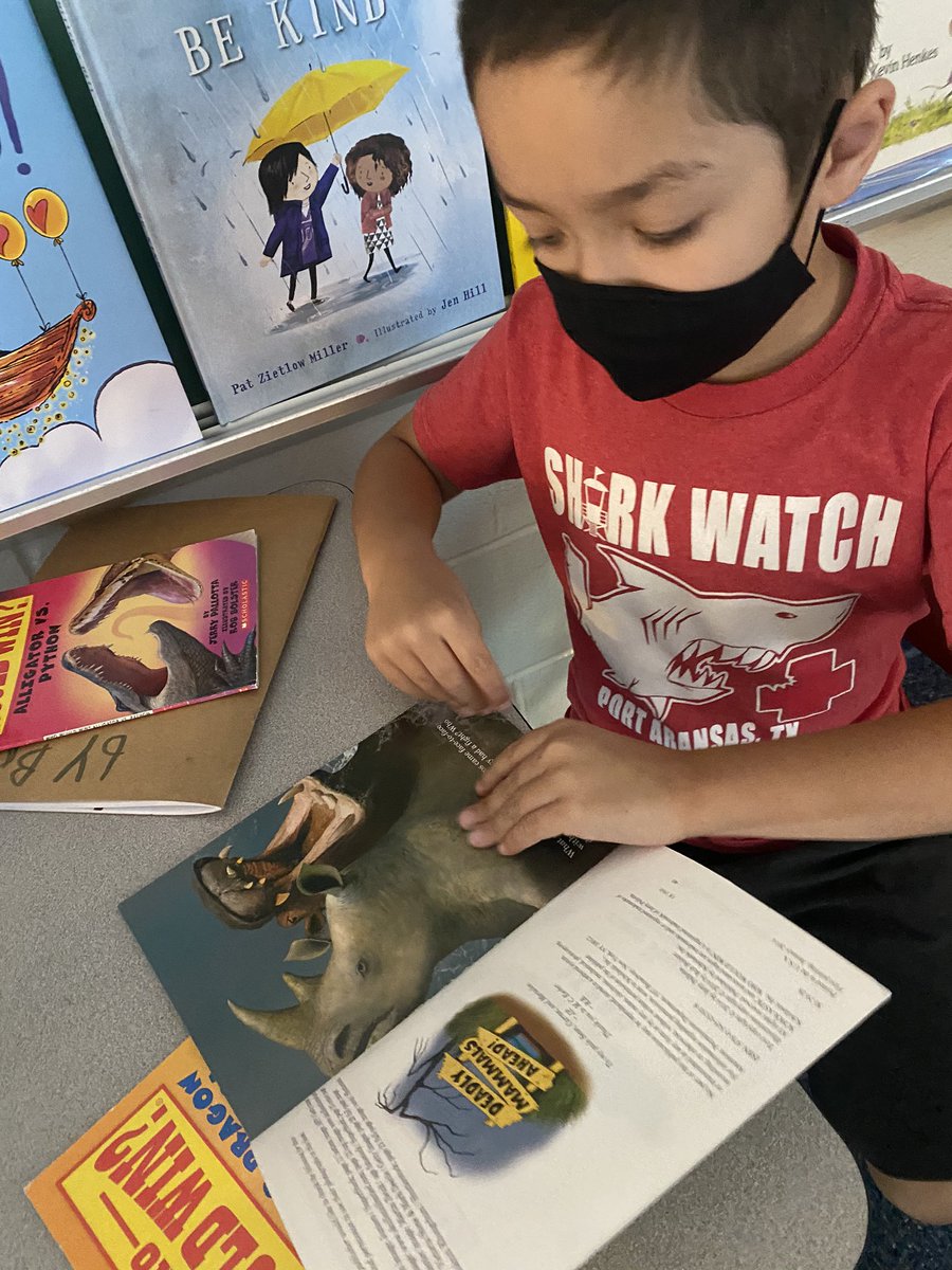 kayleyheeter's tweet photo. finding our “just right books!” 📚 https://t.co/jeLmPkVw1U