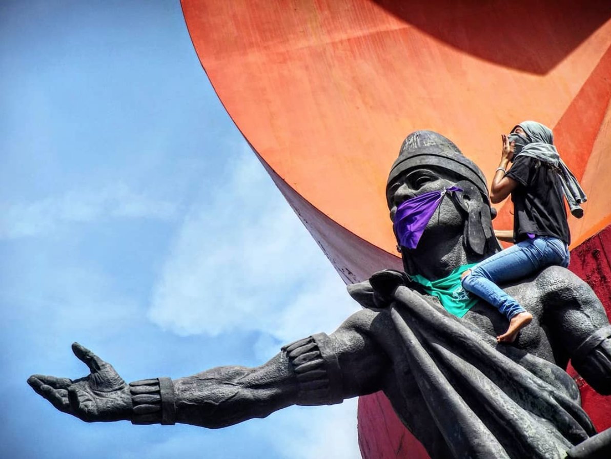 Lizbeth, fotógrafa y periodista.Su trabajo abarca los movimientos centralizados, pero también los descentralizados. Es el retrato de la periferia que también necesitamos.IG:  https://www.instagram.com/abismada_/&nbsp;