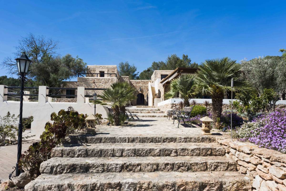 Ibizaislandvillas.com tweet media