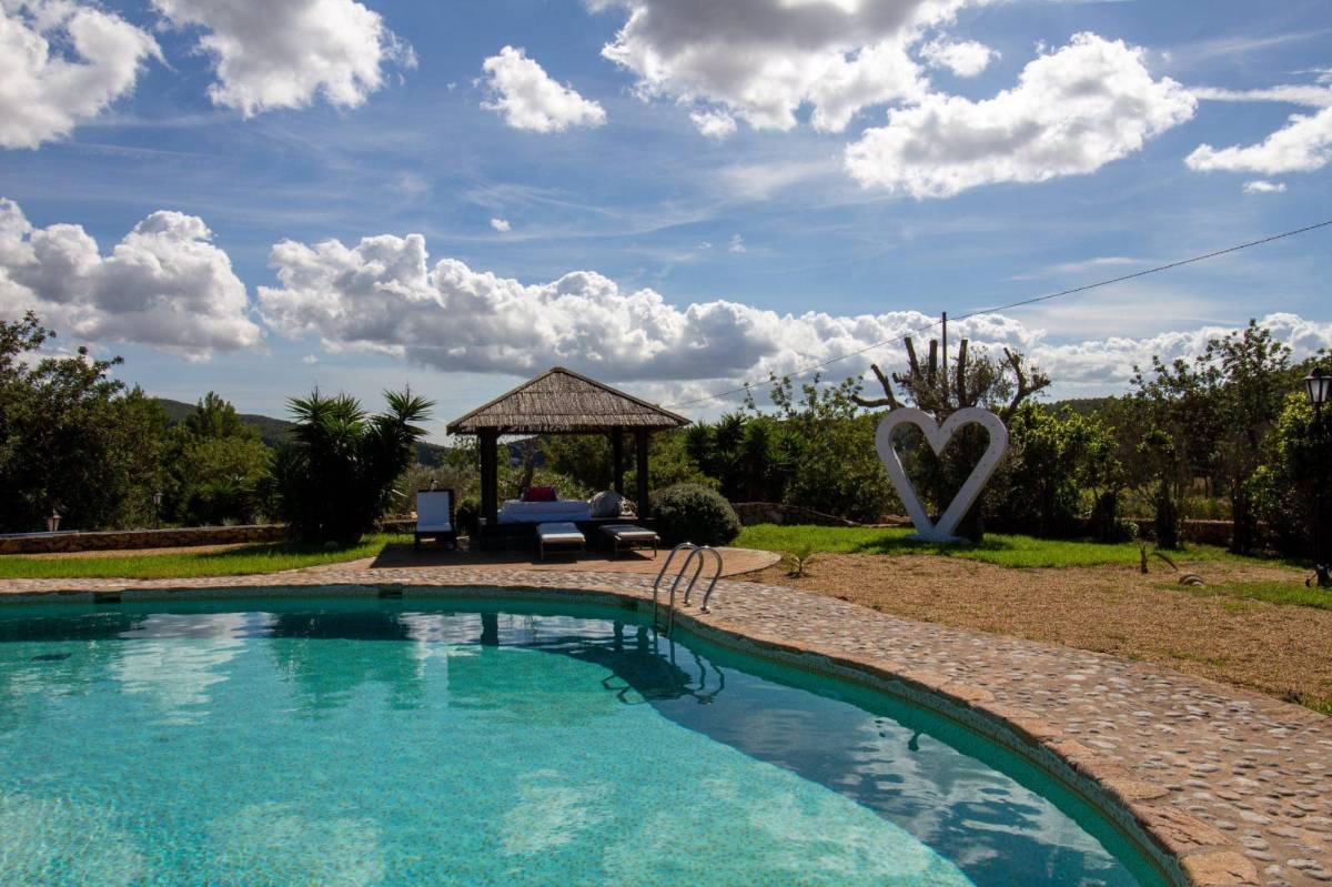 Ibizaislandvillas.com tweet media