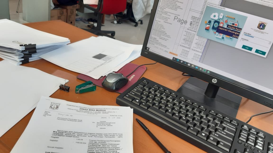 justhikari's tweet photo. Jadi ada kalanya... tangan kiri nulis di kertas, tangan tanan megangin tutup printer di sebelah kanan, mata ke monitor... Bukan cuma ngetik yang tanpa perlu sering2 liat keyboard... nulis juga makin mahir tanpa liat pulpen melenggang ke mana... hahaha... https://t.co/qAPjHRufEK