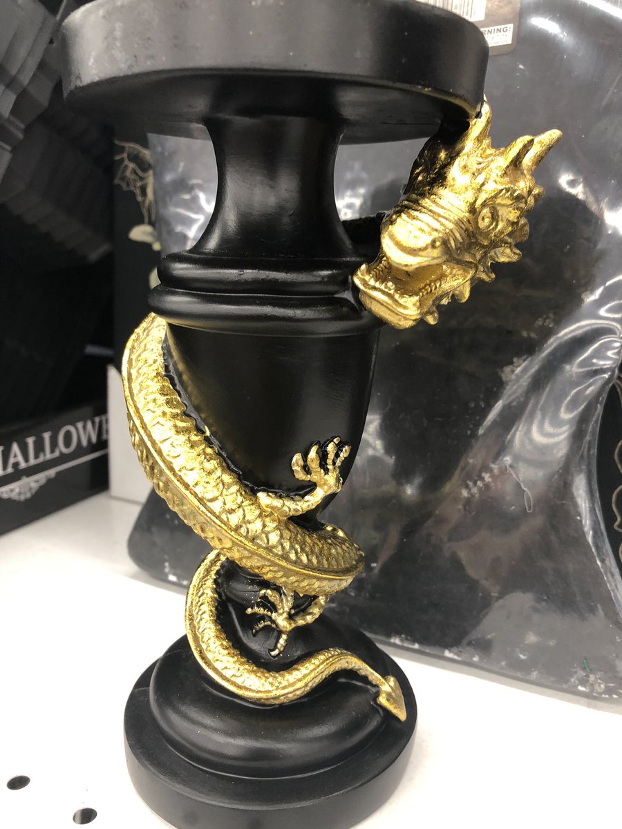 nightwing_o's tweet photo. This funny little statue reminds me of a particular scene in my book #dragontopia https://t.co/UDjfW19eOw
