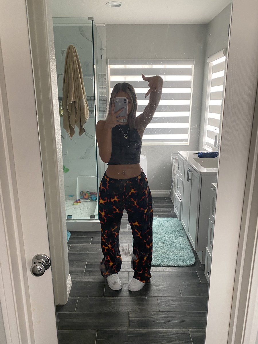lyssagomzz's tweet photo. omg i forgot i could post on twitter hi twitter look my ass is on fire! https://t.co/LL6SgOT6XQ