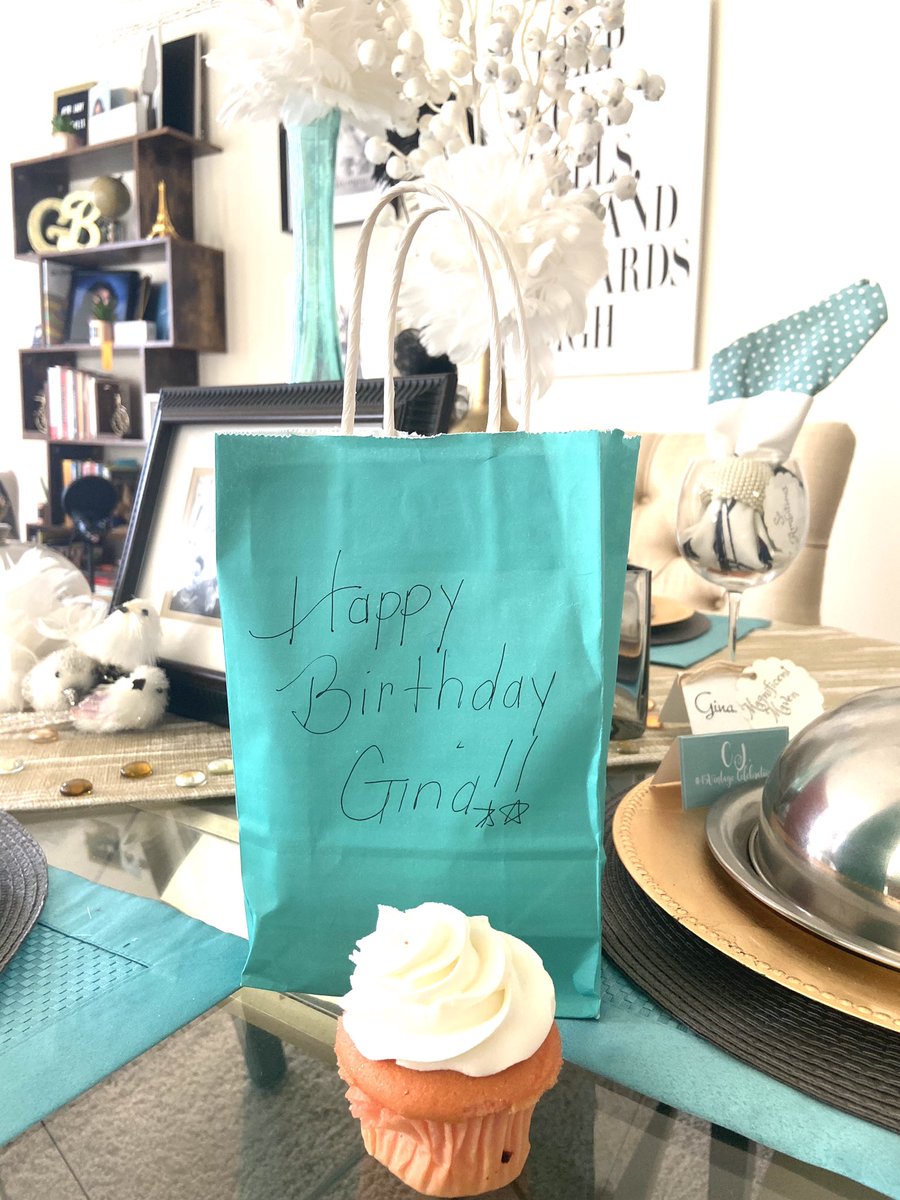 PDLadyConsults's tweet photo. 🧁🥰What a sweet treat! Shout out to my @pgcpsPAR Family for being so thoughtful! My Jules 💎and @MsReadingDoctor made a special delivery that made my day! #up2par #pgcpsproud #sunshinecommittee🌞 @DrMoLamar1 https://t.co/OWterzO0nG