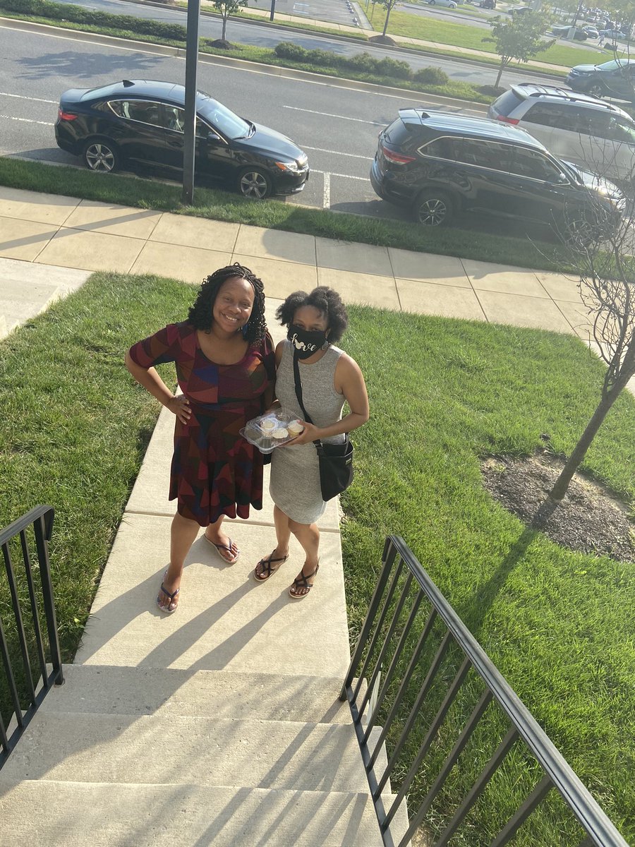 PDLadyConsults's tweet photo. 🧁🥰What a sweet treat! Shout out to my @pgcpsPAR Family for being so thoughtful! My Jules 💎and @MsReadingDoctor made a special delivery that made my day! #up2par #pgcpsproud #sunshinecommittee🌞 @DrMoLamar1 https://t.co/OWterzO0nG