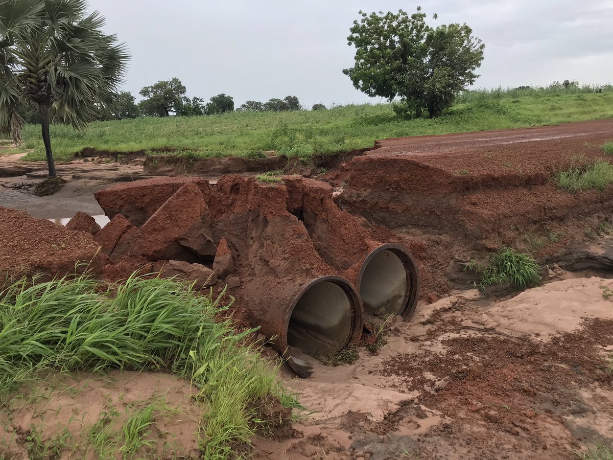 ShaolinTra's tweet photo. @Macky_Sall N’oubliez pas nos concitoyens qui se trouvent à l’intérieur du pays. Des routes ont été endommagées...limitant leurs déplacements https://t.co/owrU9gx0BF