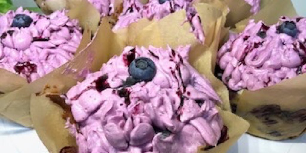 RealLifeRealIss's tweet photo. BERRYlicious Blueberry Cupcakes

Recipe: https://t.co/Dgi8Adzj0A

These blueberry cupcakes are topped with a fresh blueberry buttercream frosting and then topped with fresh blueberries and drizzled with a blueberry puree.

#blueberries #cupcakes #dessert https://t.co/oK8fH378iw