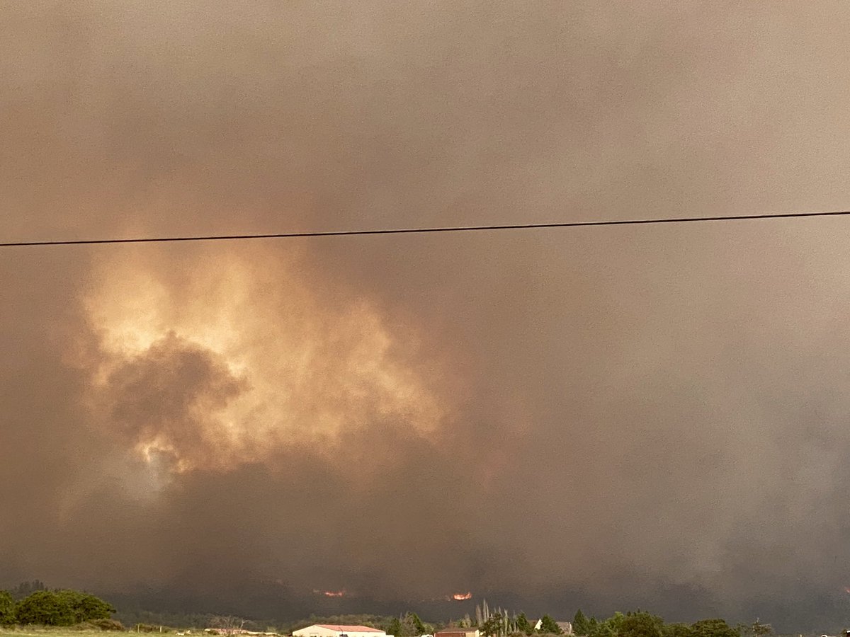 godux1987's tweet photo. Not sure how much longer my phone will work but we have a fire 🔥 in Eagle Point that is right behind my house. Asking everyone to pray 🙏🏽 please. Also a huge separate fire in Ashland/Talent/Phoenix/Medford as well. 

These pics are from the back of my house. https://t.co/VfgS1zxuX1