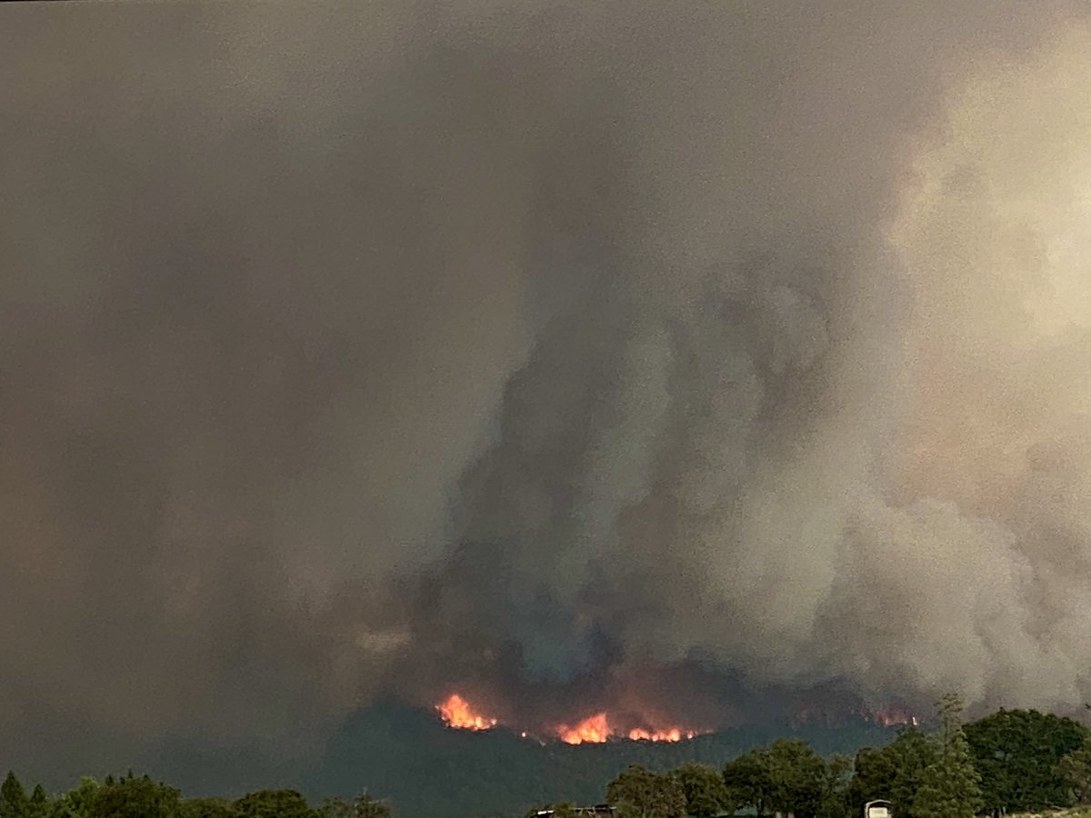 godux1987's tweet photo. Not sure how much longer my phone will work but we have a fire 🔥 in Eagle Point that is right behind my house. Asking everyone to pray 🙏🏽 please. Also a huge separate fire in Ashland/Talent/Phoenix/Medford as well. 

These pics are from the back of my house. https://t.co/VfgS1zxuX1