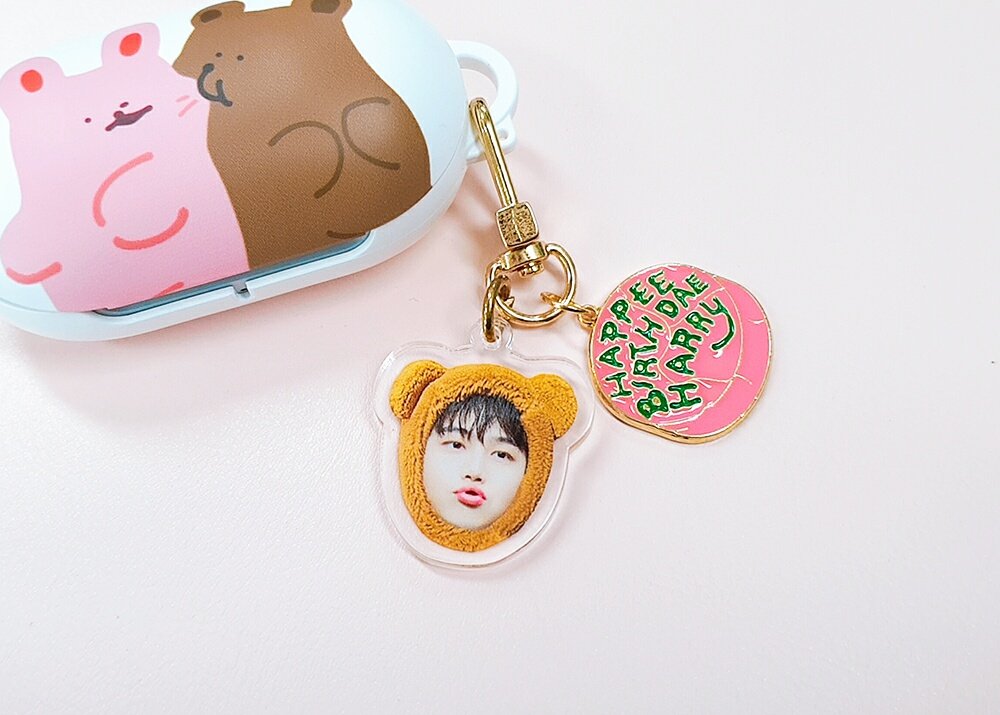 스냅스에서 키링 0원 이벤트를 한다기에 곰돌이 진호키링 도안 올려드려요😍 개인소장만 가능하고 판매 등 상업적 이용이나 도안 수정 및 2차 배포는 불가합니다.

이미지 png 파일
사진레이어, 백색레이어로 구성된 psd 파일
두 가지 파일이 들어있어요🥰

drive.google.com/file/d/17Mx8Ir…