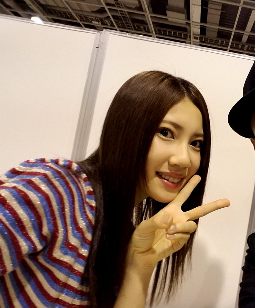 aokitsubasa3's tweet photo. 3年前と2年前の今日
…懐😆
#森保まどか
#神志那結衣
#北川綾巴
#好きなんだ #AL092 https://t.co/MPvrJF0iZN