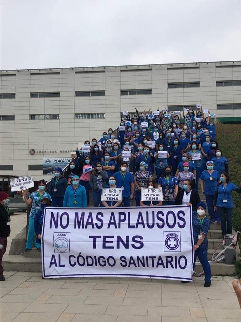 Apruebo82's tweet photo. Los funcionarios nos sacamos la ctm desde el comienzo de la pandemia, luchando contra algo que todo el mundo desconocía. Pero en chile deciden dar bonos y mejorar indumentaria a los pacos  qlos  para reprimir. El mundo al revés. 

💩🤦🏻‍♂️ https://t.co/cquJVH4FKj