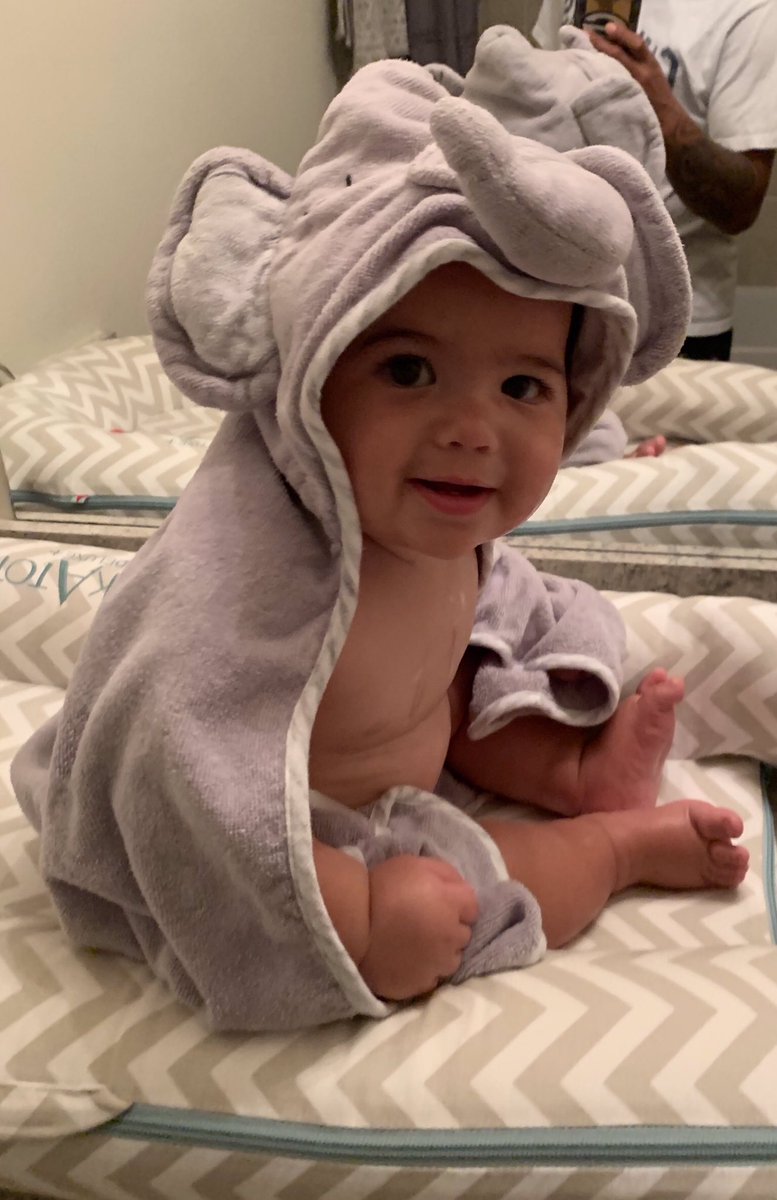 AbbyBuchanan2's tweet photo. Bath time 🐘💙 #8months #cleanbaby https://t.co/YfeKMVufOy