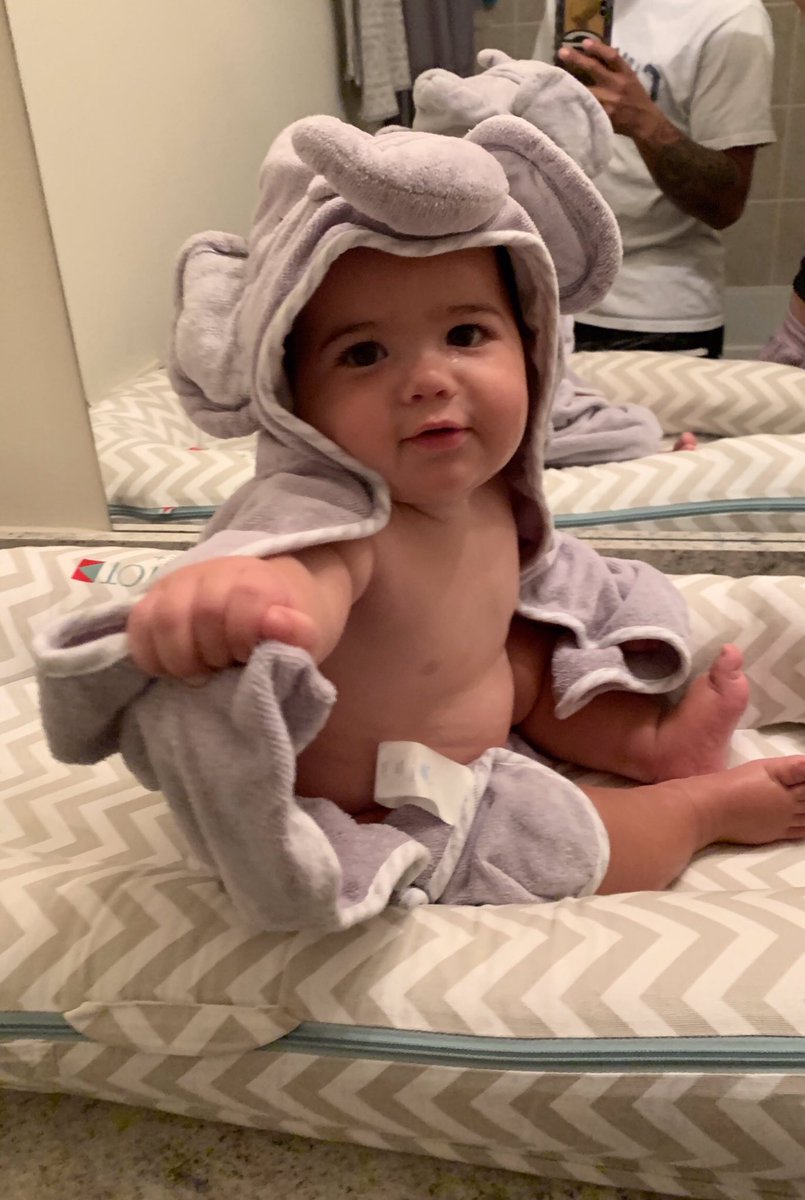 AbbyBuchanan2's tweet photo. Bath time 🐘💙 #8months #cleanbaby https://t.co/YfeKMVufOy