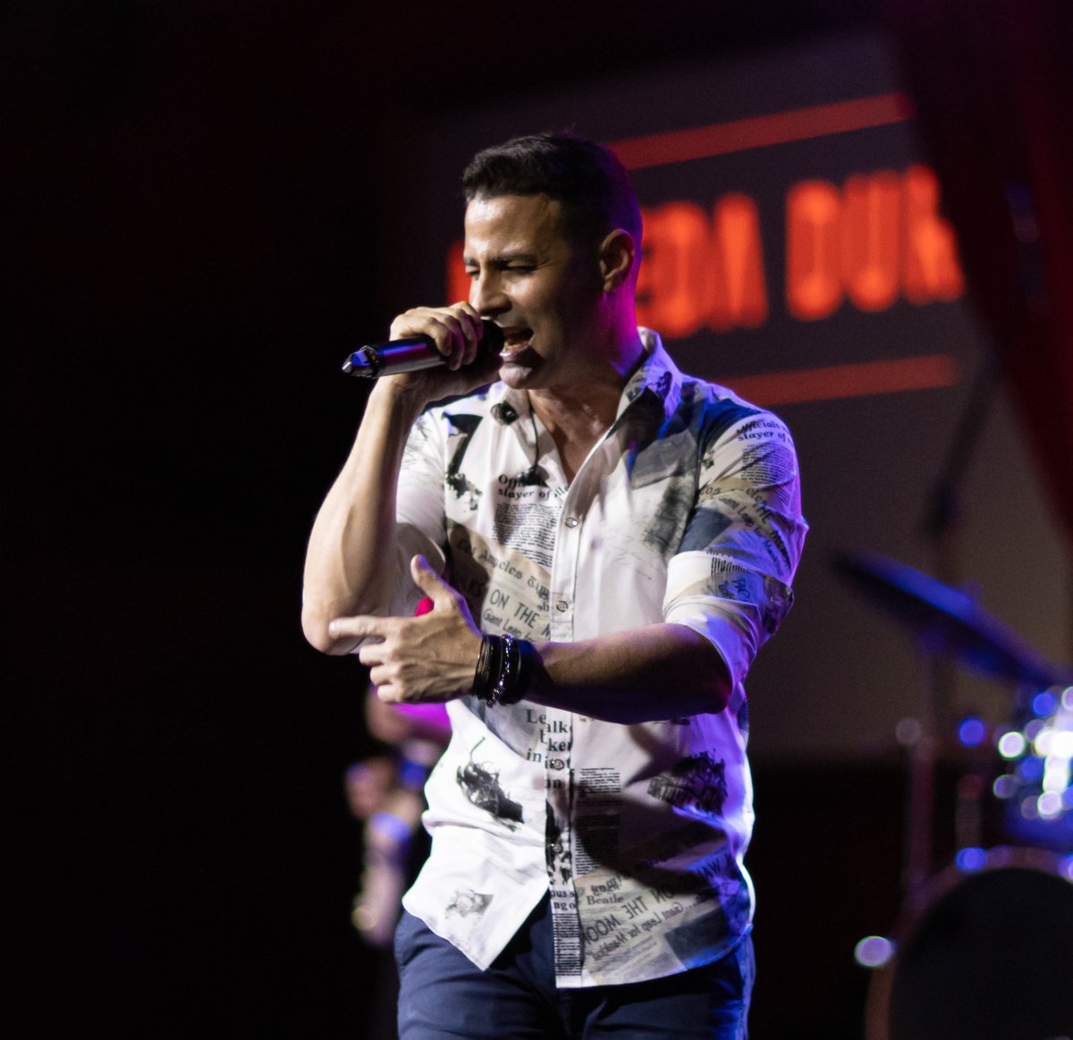 MonedaDura's tweet photo. ♫ Tal vez nunca lloré por amor de verdad, tal vez no soy tan bueno con las despedidas… ♪ ❤️😎 @NassiryLugo 📷 @jblancophotos
.
.
.
#MonedaDura #NassiryLugo #CaminosInfinitos #Despierta #MonedaDuraFans #FansMD #QuoteMD #MusicaCubana #Poprock #Cuba https://t.co/Tv9KLxOAGm