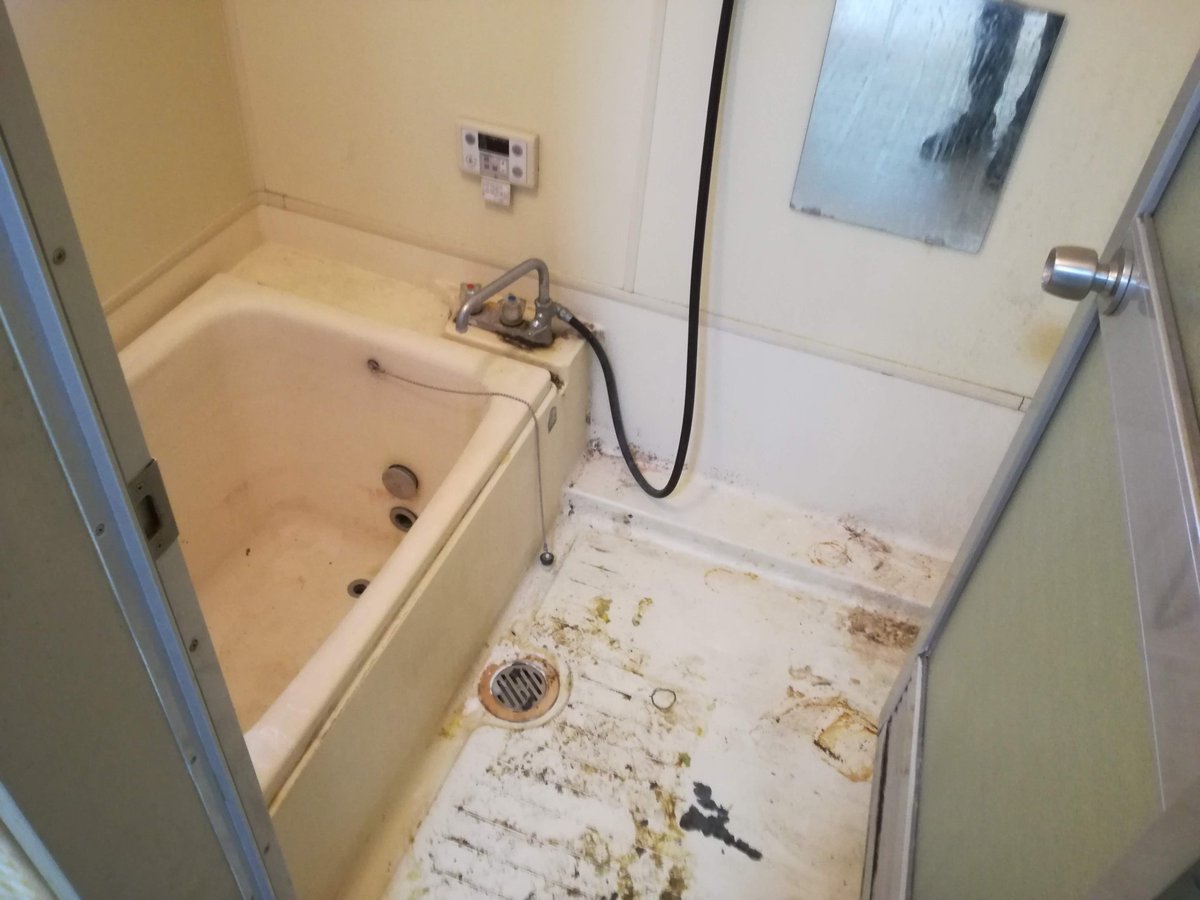 古くて汚いお風呂も、リアテック貼ればだいぶ見た目が良くなります