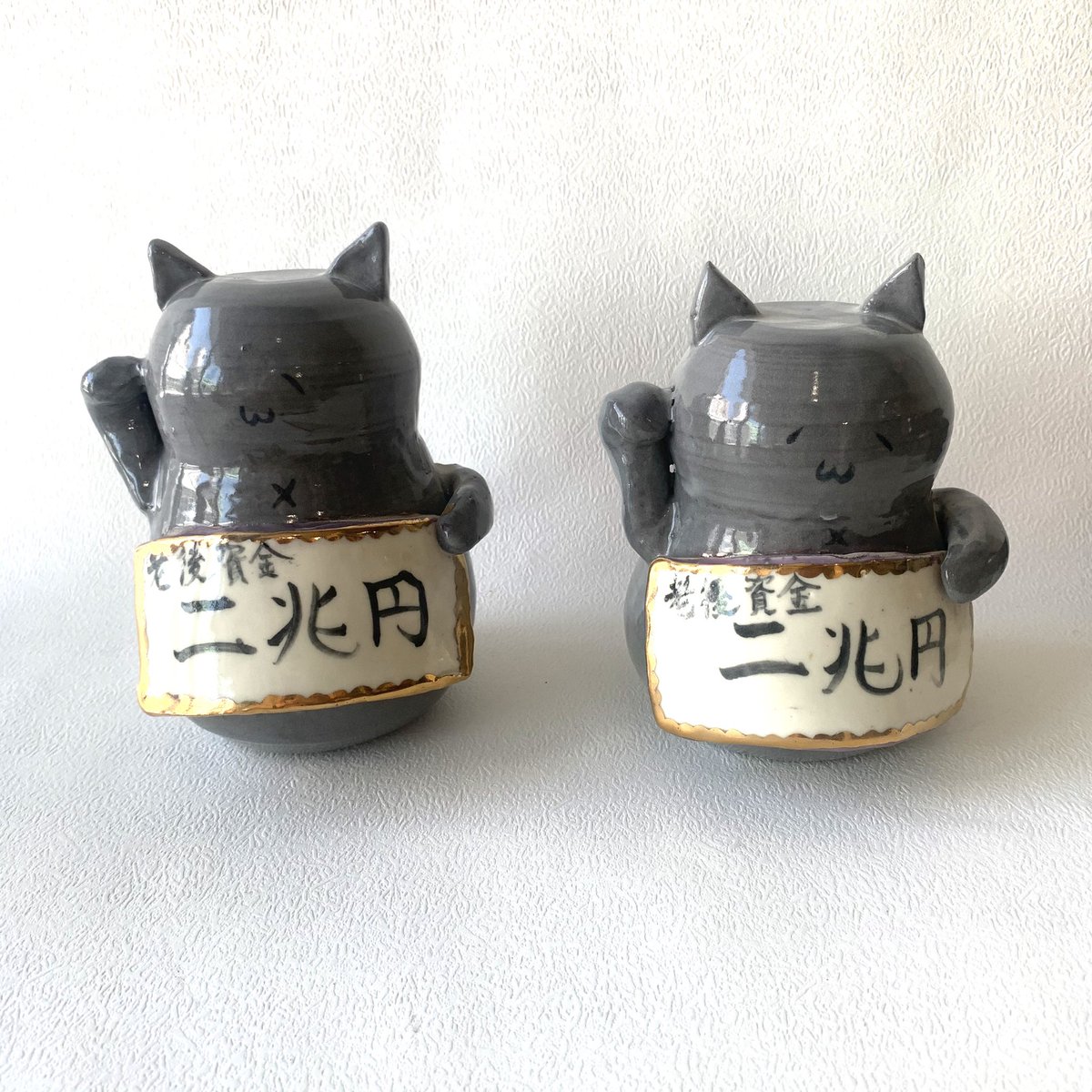 akitagawap's tweet image. 再掲になるかもしれませんが、二兆円貯金箱は裏のゴムがクソ固いので滅多のことで開けられません♪カレー沢薫「ひとりでしにたい(1)」発売記念 あらため コミックDAYS連載
「みんなでいきたいオンライン」by KOROS
会期：10月1日(木)12:00〜4日(日)23:59
URL：shop.oribe-minoyaki.com/c/exhibition/