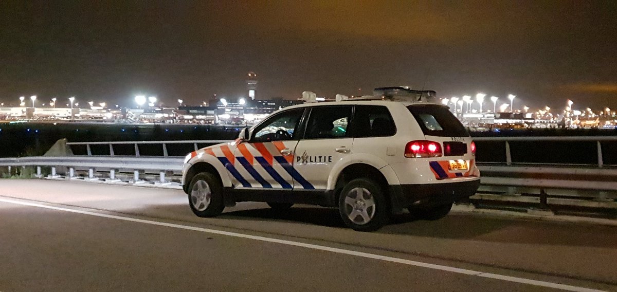RKleineDeters's tweet photo. Ook deze nacht maar even de #blauwebrug meegenomen... 
Blijft altijd een mooi gezicht @Schiphol https://t.co/6CUK1MSePB