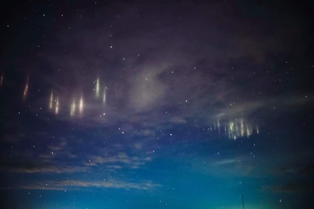 manilabulletin's tweet photo. LOOK: A high-school teacher at Malamawi National High School in Isabela City, Basilan captured these photos of light pillars around 8 PM Sunday night. (📸: Mark Vincent Wong Lauriaga) | via Zea Capistrano https://t.co/a1u8yrIYjp