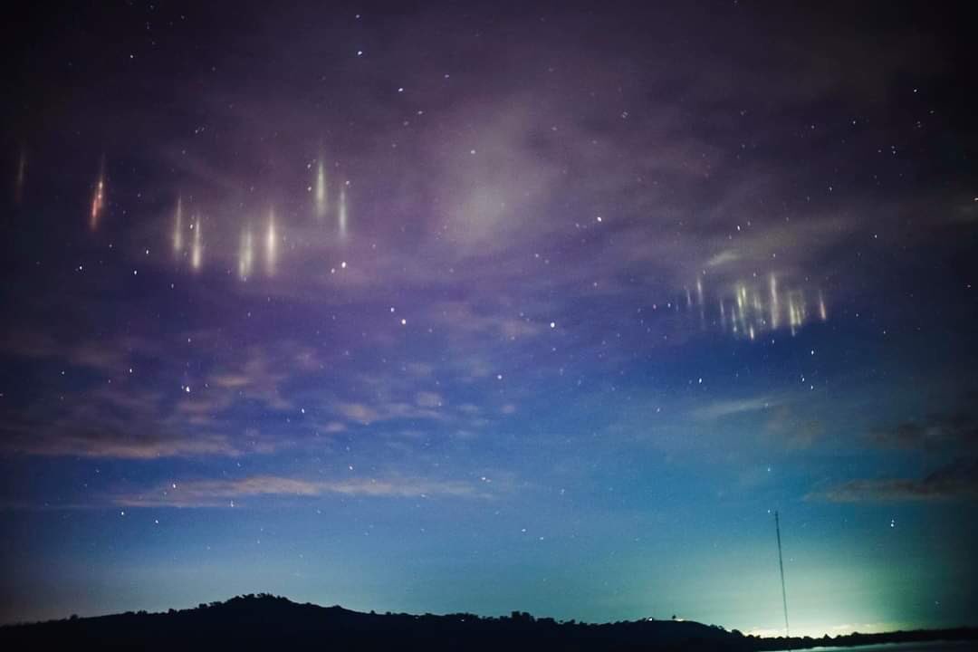 manilabulletin's tweet photo. LOOK: A high-school teacher at Malamawi National High School in Isabela City, Basilan captured these photos of light pillars around 8 PM Sunday night. (📸: Mark Vincent Wong Lauriaga) | via Zea Capistrano https://t.co/a1u8yrIYjp