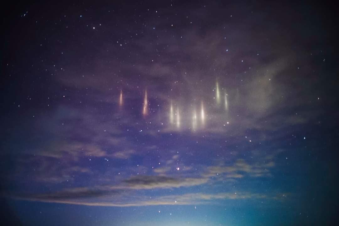 manilabulletin's tweet photo. LOOK: A high-school teacher at Malamawi National High School in Isabela City, Basilan captured these photos of light pillars around 8 PM Sunday night. (📸: Mark Vincent Wong Lauriaga) | via Zea Capistrano https://t.co/a1u8yrIYjp