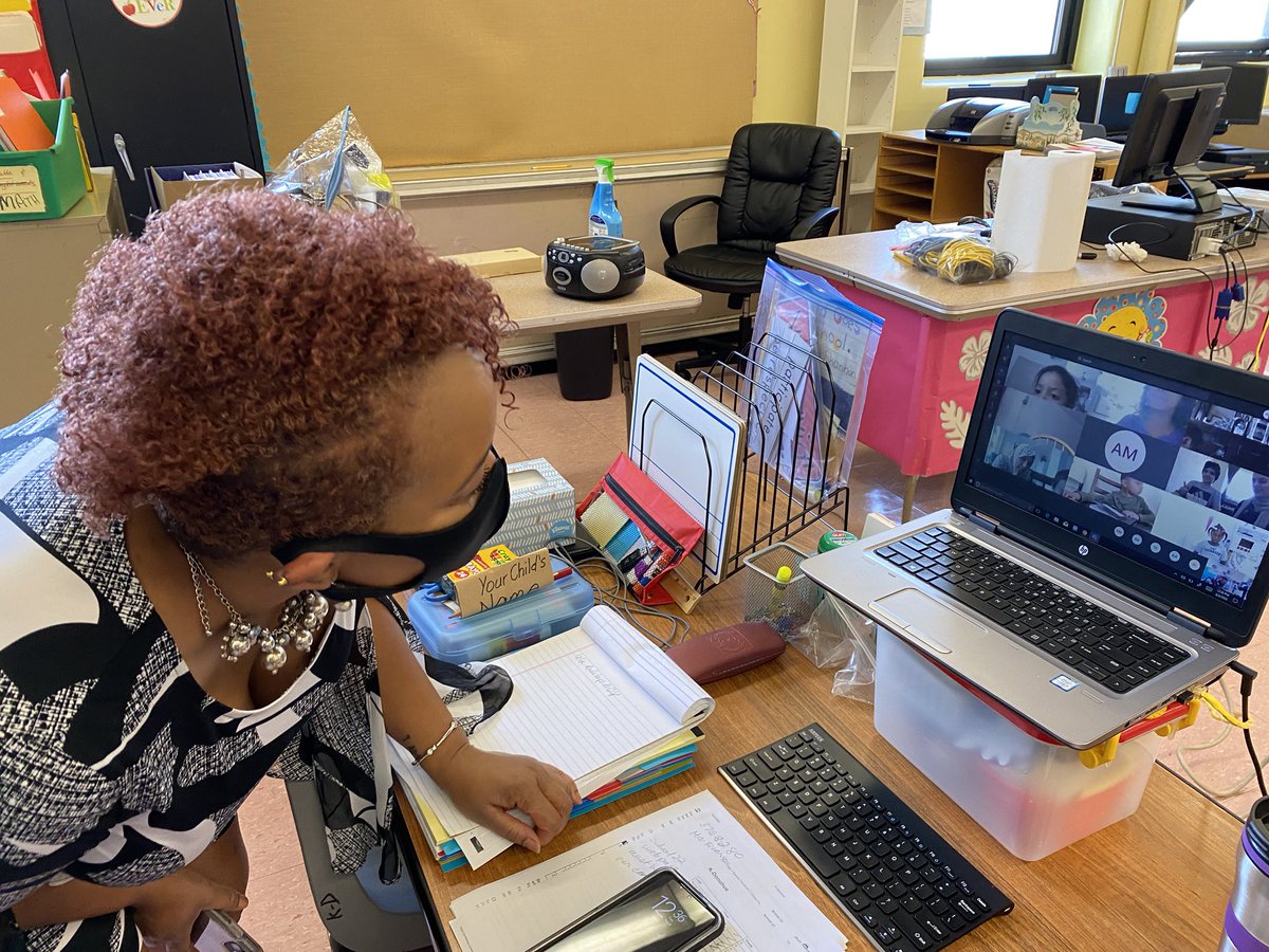 NasserIbrahim's tweet photo. Principal Dildy welcomes back her students during day 1 of remote learning. #School22 @YonkersSchools @quezada1229 @RcollinsJudon https://t.co/AiY7xNwr5j