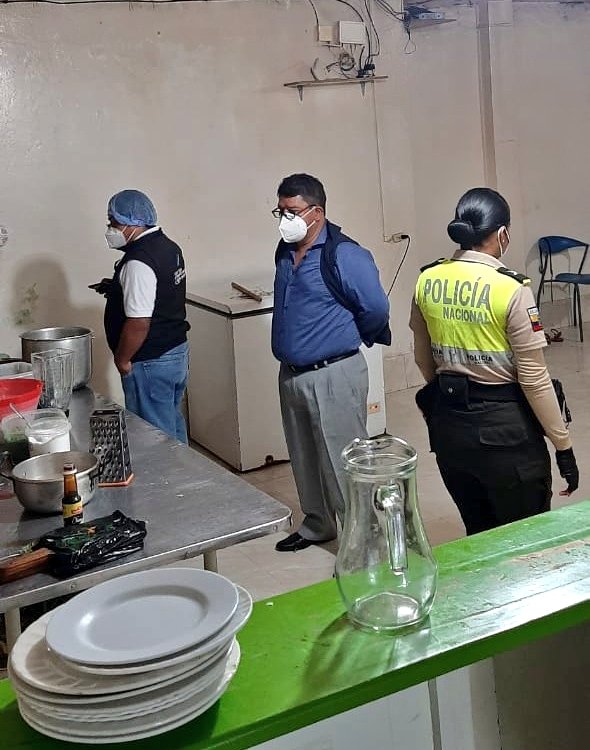 Gobersucumbios's tweet photo. @Gobersucumbios
@albaro_beltran Intendencia General en coordinación con Comisaría Nacional de #LagoAgrio @PoliciaEcuador y @ARCSA_CZ1 realizan #OperativoDeControl en establecimientos categoría cuatro en la ciudad de #NuevaLoja, verificando el #Paf2020 https://t.co/i0kWU62Z8B