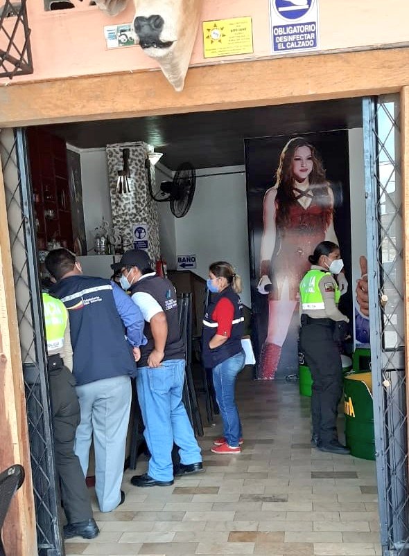 Gobersucumbios's tweet photo. @Gobersucumbios
@albaro_beltran Intendencia General en coordinación con Comisaría Nacional de #LagoAgrio @PoliciaEcuador y @ARCSA_CZ1 realizan #OperativoDeControl en establecimientos categoría cuatro en la ciudad de #NuevaLoja, verificando el #Paf2020 https://t.co/i0kWU62Z8B