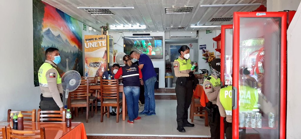 Gobersucumbios's tweet photo. @Gobersucumbios
@albaro_beltran Intendencia General en coordinación con Comisaría Nacional de #LagoAgrio @PoliciaEcuador y @ARCSA_CZ1 realizan #OperativoDeControl en establecimientos categoría cuatro en la ciudad de #NuevaLoja, verificando el #Paf2020 https://t.co/i0kWU62Z8B