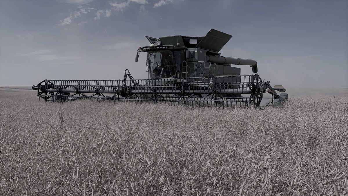 Westerntractor's tweet photo. Henry Nyentap and the Western Tractor team was out at Fairfield Farms on Friday demoing the HD40R! #harvest20 #HD40R #johndeere #combines https://t.co/baMfUzIW2t