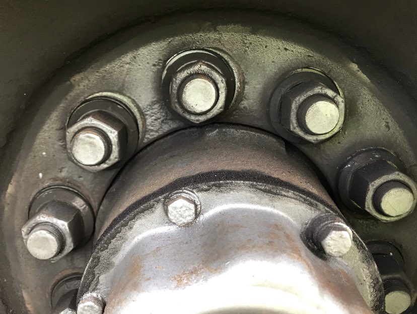 DVSAEnforcement's tweet photo. This #HGV was stopped by our team at #Beattock 🚔
Another set of loose wheel nuts discovered 😳
Also no #Tachograph driver card in use, no #OperatorsLicence and no brake lights🚨
Do you need a goods vehicle operators licence? Here’s the link below ⬇️
https://t.co/69ygFfkRuf https://t.co/LGtTX1b5HF