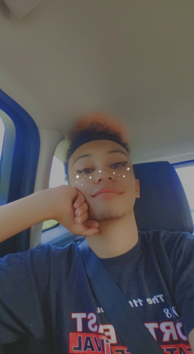 dvmbslvt19's tweet image. My friend did my eyeliner hehe