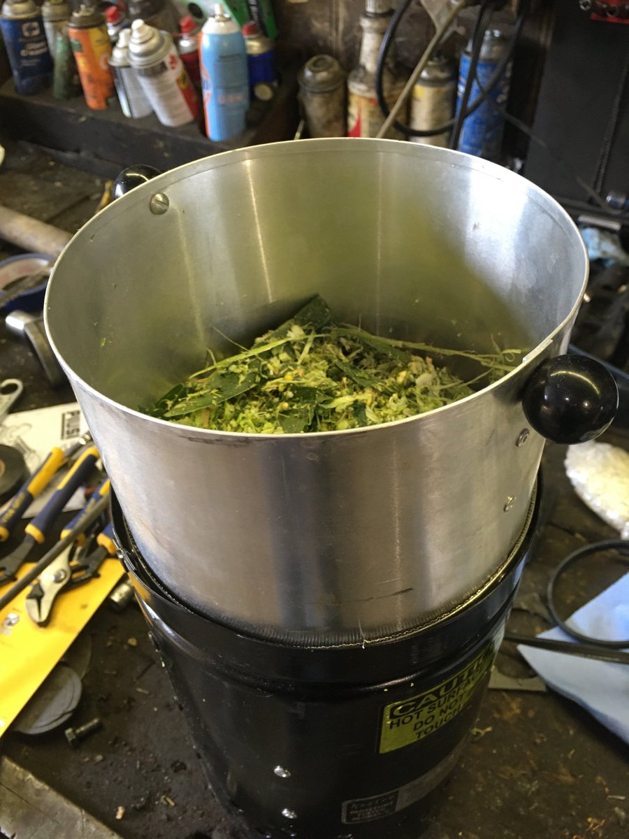 scott_skmoore's tweet photo. Checking whole plant moistures.  Dry matter at 26-29%. Hopefully Chopping in a week.  Not bad for September 8 in northern Alberta! https://t.co/BWH0yOrK4b