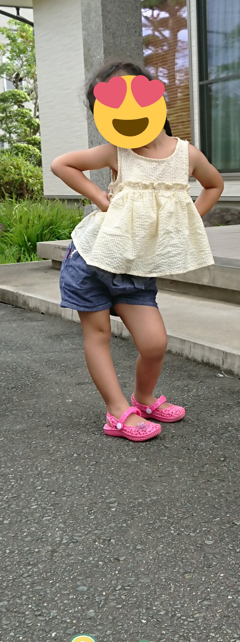 いちがえ 年少末娘 最近どんどん大きくなり 服もどんどんサイズアウトしていく これも今シーズン限りだなぁ ってなわけで 記念に撮るよ ハイ チーズ からのポージングがこれ どこで覚えた 笑 かわいいねぇ さっ 元気出た 今日から雨予報 傘