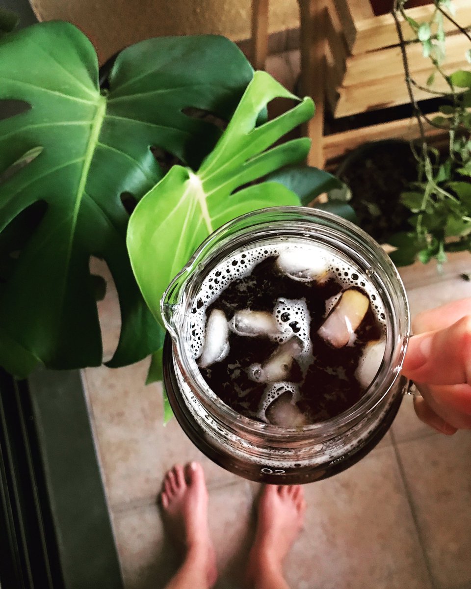 Fim de tarde de hoje, muito calor 🥵, então preparei meu café coado quente ☕️sobre o gelo🥶. Receita no meu Instagram @aventurasdabarista 
Boa noite! 
.
#coffeelover #urbanjungle #monstera #monsteradeliciosa #coffeetime #coffeebrewing #barista #baristalife #calor #coldcoffee