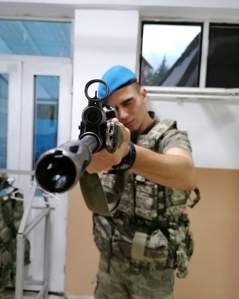 Biz denizci değiliz ki her limanda bir sevgilimiz olsun, biz komandoyuz dağlar sağ olsun!