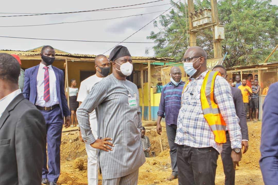 OyoNews1's tweet photo. Governor Seyi Makinde today, inspected the ongoing rehabilitation at the Apete-Awotan-Akufo road (12km). The rehabilitation is being carried out using direct labour intervention by the Oyo State Ministry of Public Works and will be completed within a year. https://t.co/8r98ZflVaX
