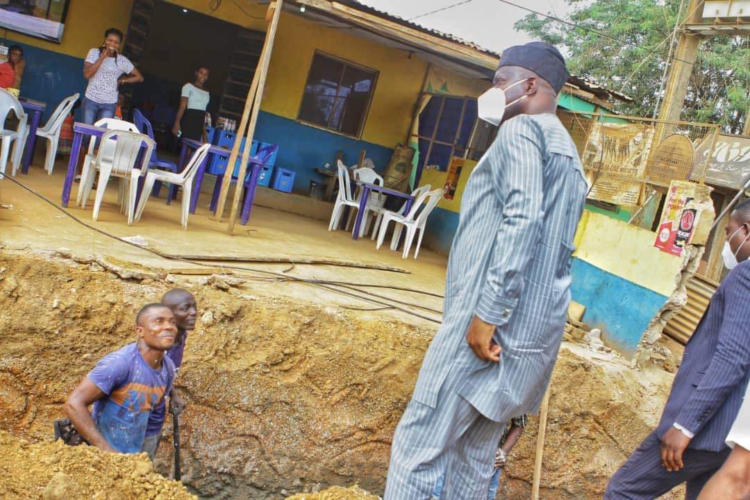 OyoNews1's tweet photo. Governor Seyi Makinde today, inspected the ongoing rehabilitation at the Apete-Awotan-Akufo road (12km). The rehabilitation is being carried out using direct labour intervention by the Oyo State Ministry of Public Works and will be completed within a year. https://t.co/8r98ZflVaX
