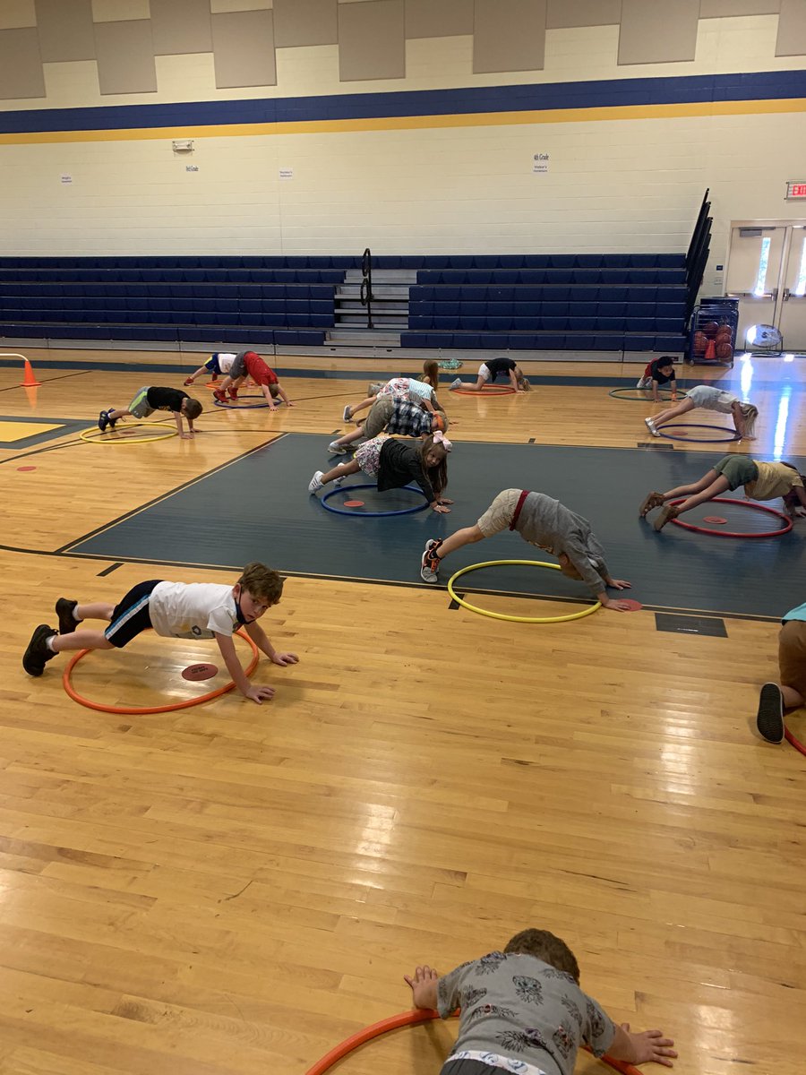 SafflesSlater's tweet photo. K Ss @MichiganAvenueE practice spacing and locomotor movements in #physed today @BradleySchools @TNSchoolHealth #Tncoordinatedschoolhealth #foxrox https://t.co/q8r1hioXmk